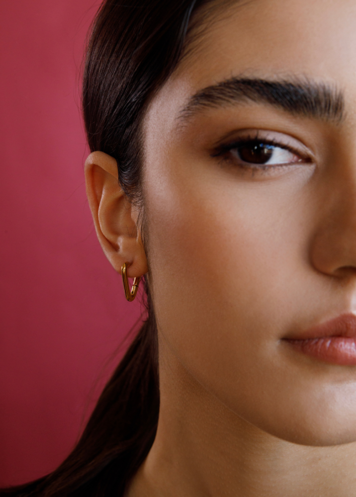 حلق طبي حرف V مقاس 20 ملم مطلي ذهب عيار 18
