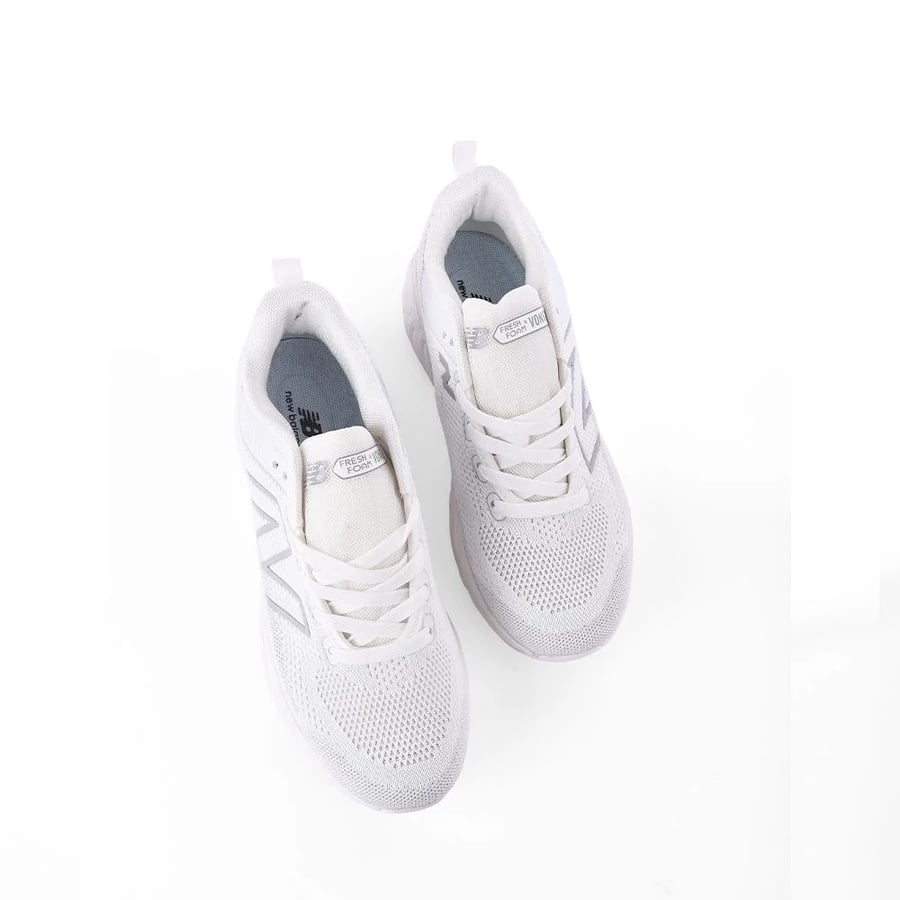 Men's white New Balance shoe