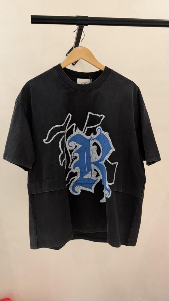 R