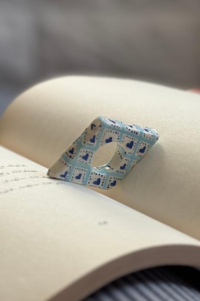 فاصل كتابي قلوب زرقاء.