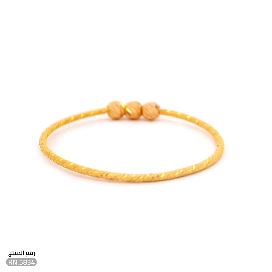 خاتم ذهب عيار 21 تصميم مبروم ناعم وخرزات ذهبية أنيقة (RN.5834)