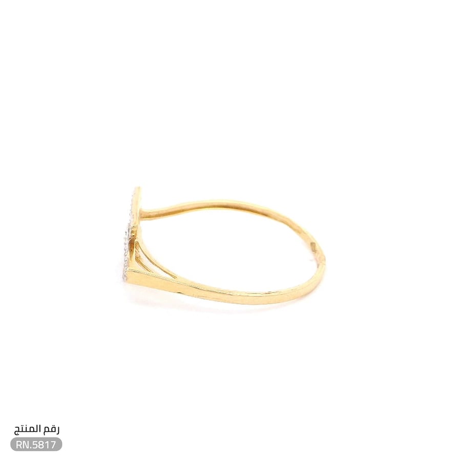 خاتم ذهب عيار 18 تصميم ناعم بفصوص أنيقة (RN.5817)