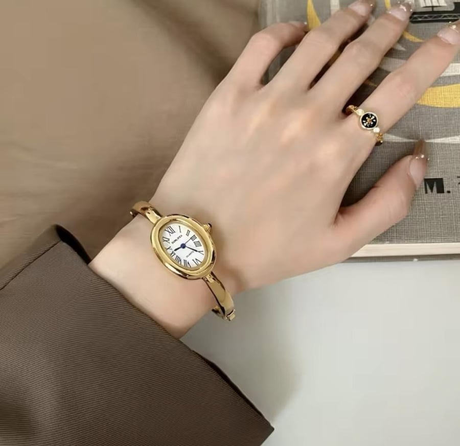 يد معدنية مستديرة السيدات موضة كوارتز ساعات المعصم