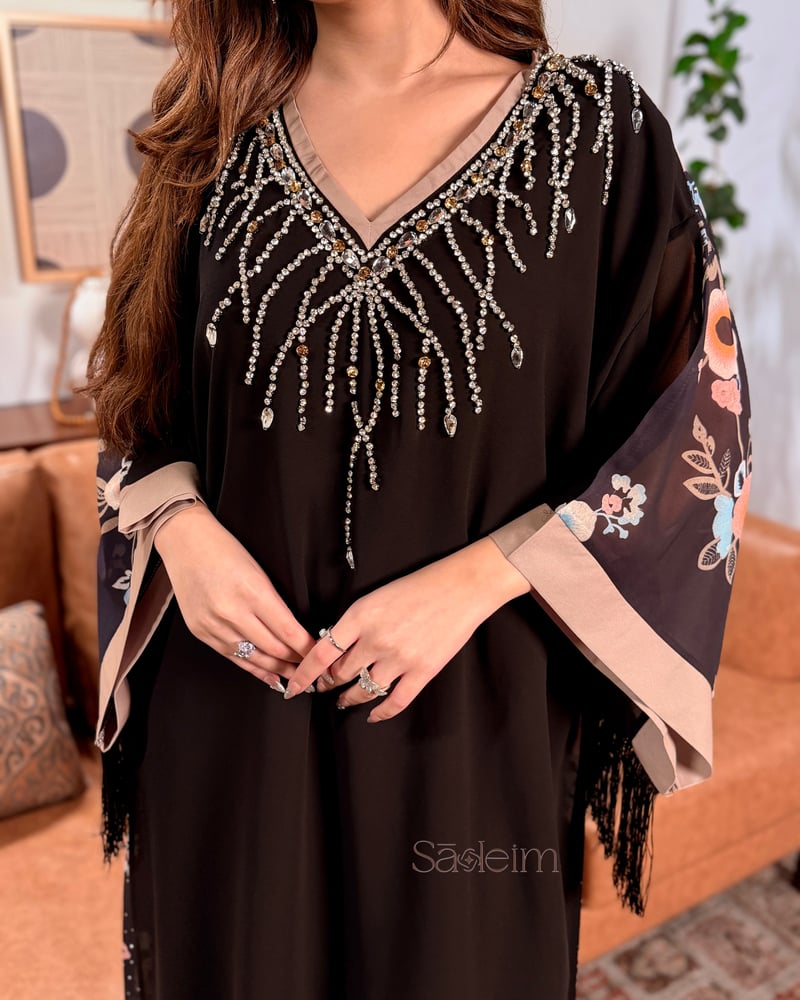جلابية بياقة V مزينة بتطريز كريستالي