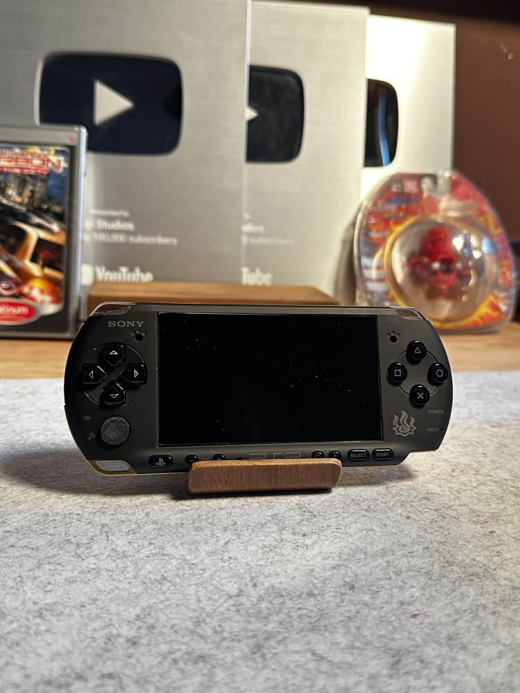 PSP 3000 نسخة مونستر هنتر (أسود و ذهبي )
