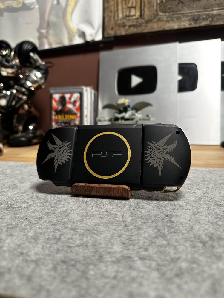 PSP 3000 نسخة مونستر هنتر (أسود و ذهبي )