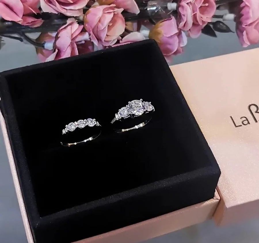 925 sterling silver ring inlaid with artificial diamonds