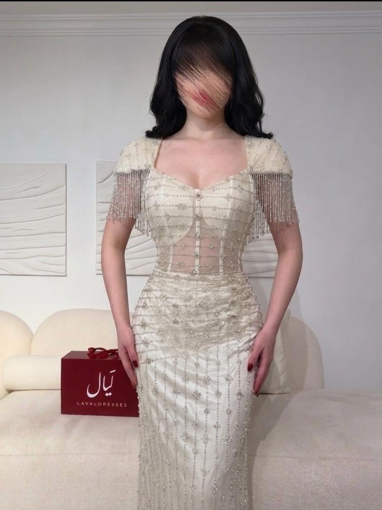 فستان خطوبة عاجي مرصع بالخرز وأكمام مهدبة - احلام