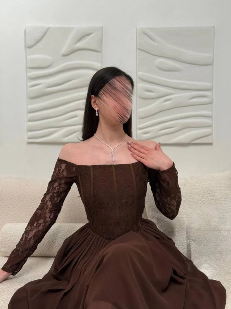 فستان سهرة بني بتدخيلة دانتيل وفصوص - اشجان
