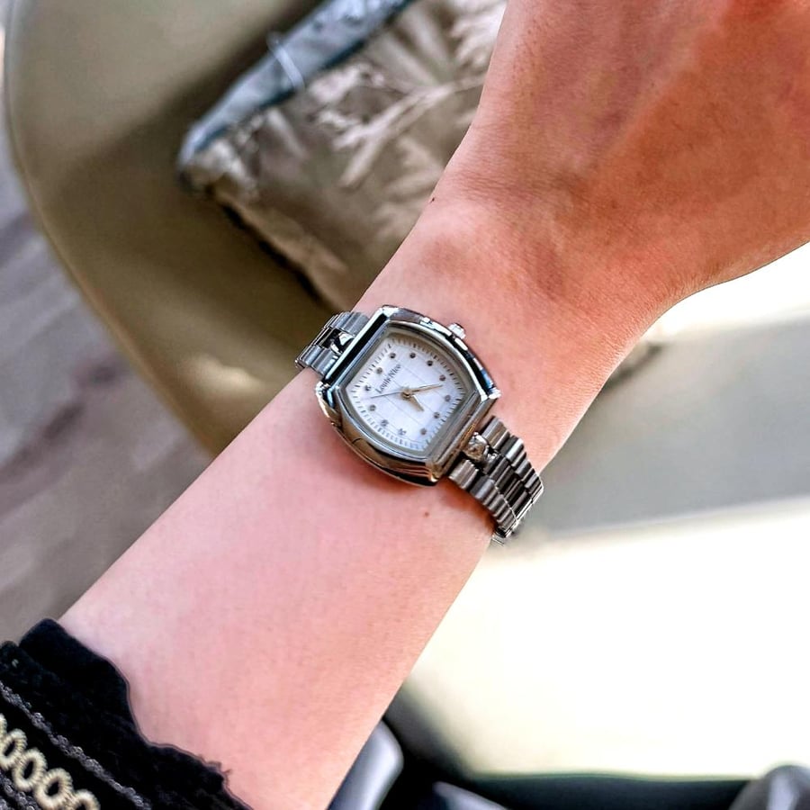 Luxe ساعة نسائية باللون الفضي L1S-99LSSW