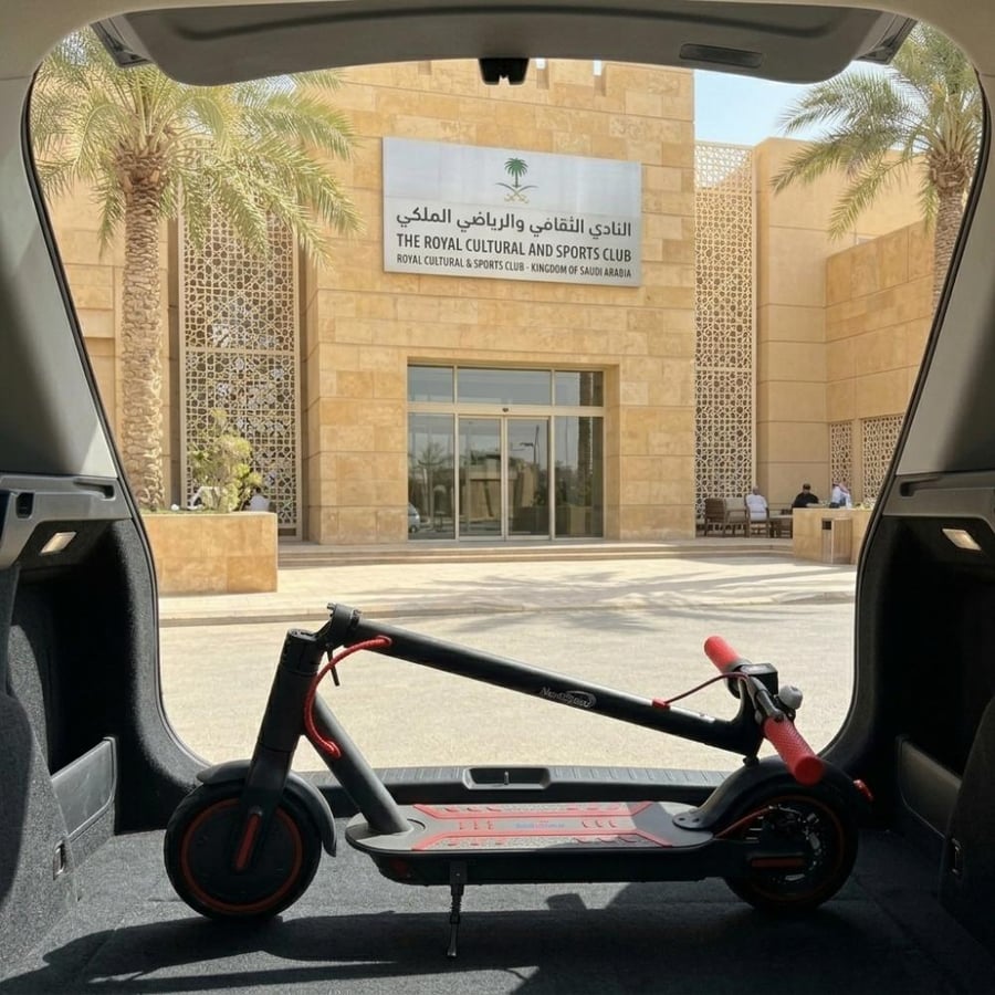 سكوتر كهربائي ذكي نيوسبيد دينمو 350W وبطارية 36V كفرات حجري 8 انش مع الربط بتطبيق الجوال وقابل للطي