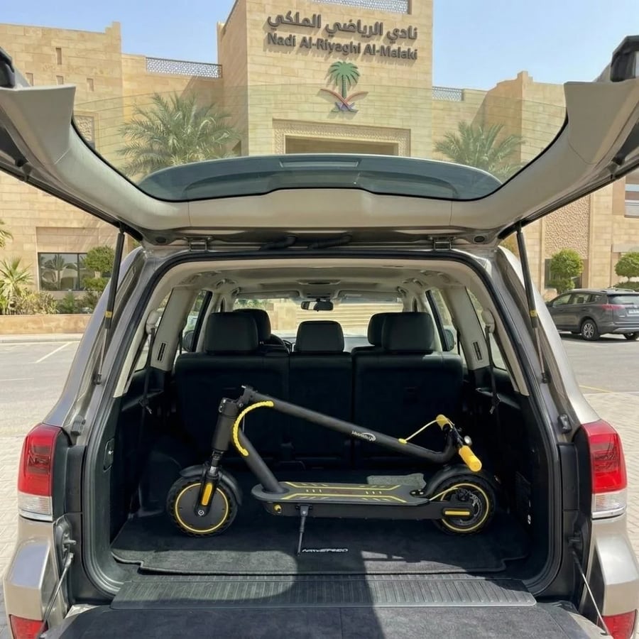 سكوتر كهربائي نيوسبيد دينمو 350W وبطارية 36V مع مساعدات هيدروليك أمامية وتطبيق جوال وكفرات حجري 8 انش