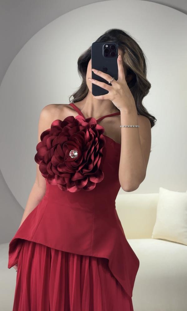 Long dress with pleats, designed with a flower on the chest