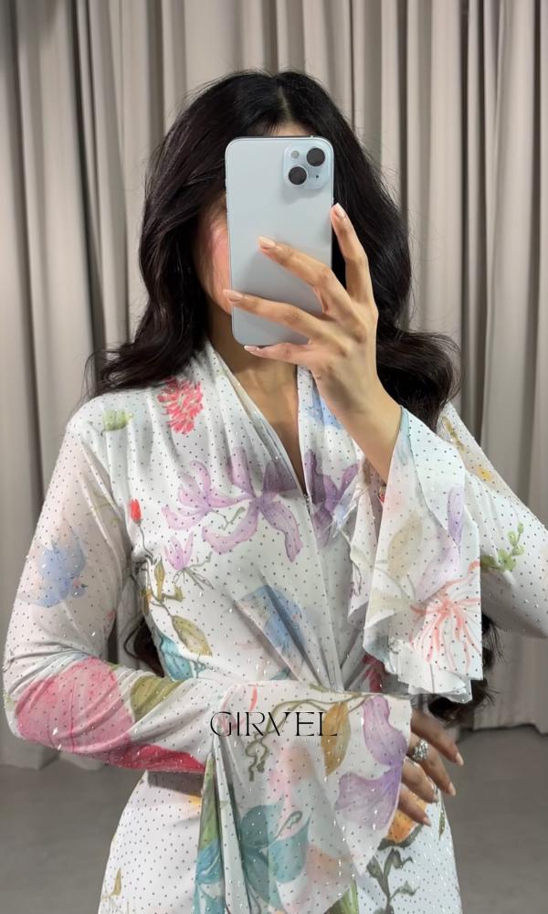 فستان ابيض استرتش مزين بنقش ورود