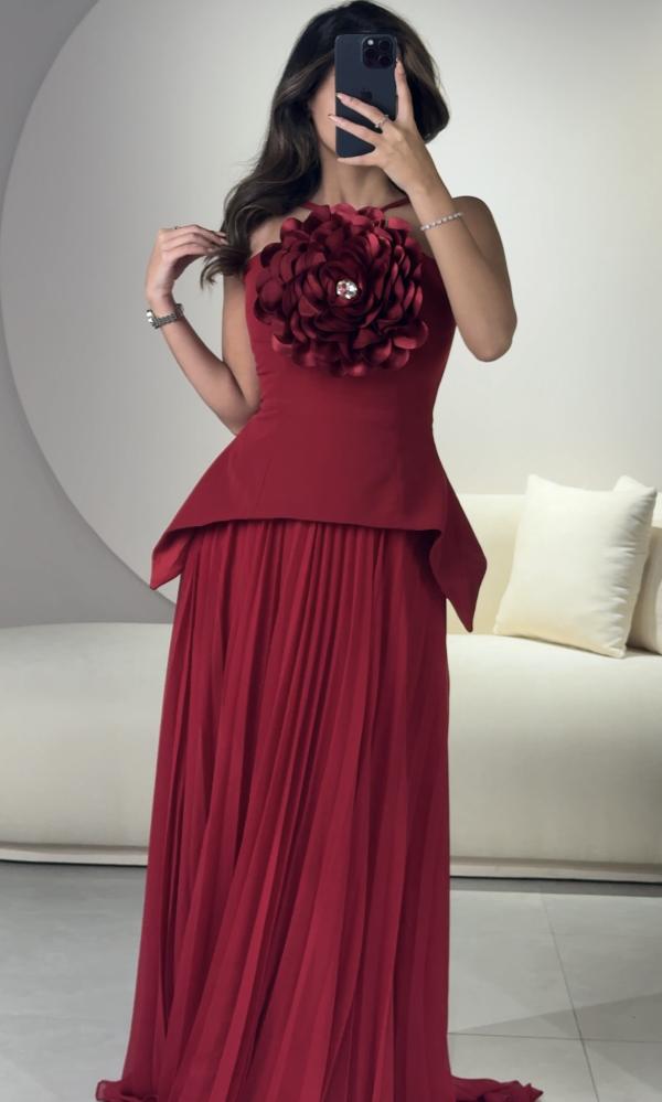 Long dress with pleats, designed with a flower on the chest