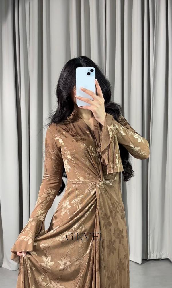 فستان بني استرتش مزين بنقش ورد ذهبي