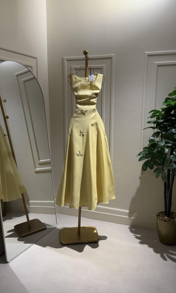 Light yellow lemon dress with a simple design and pockets