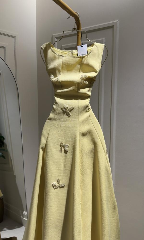 Light yellow lemon dress with a simple design and pockets