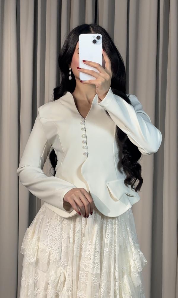 طقم ابيض تنورة وبلوزة