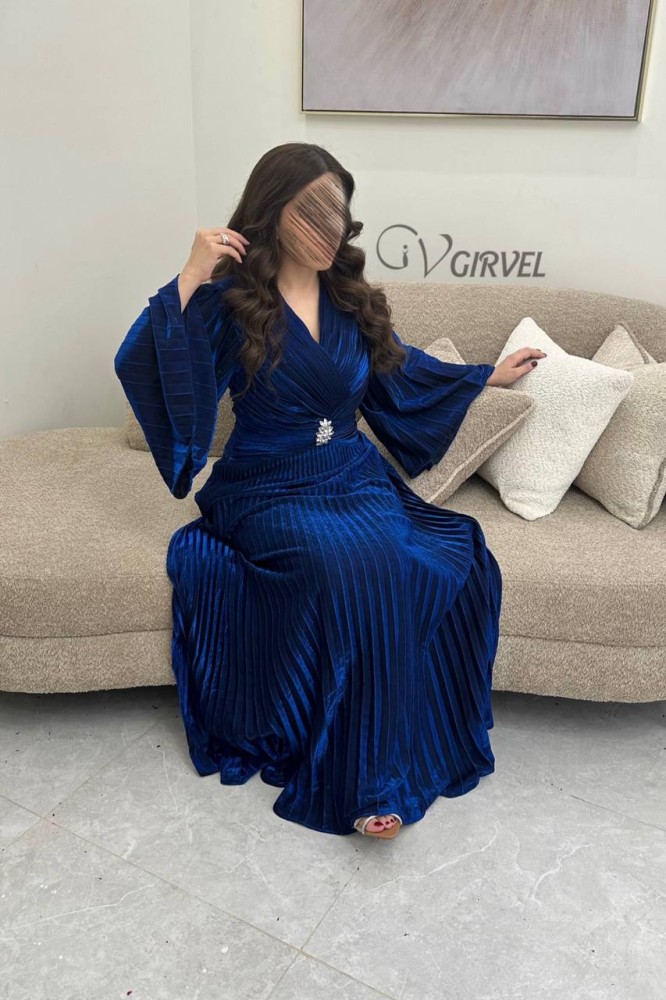 فستان سهره بكسرات من قماش اللاميه بقصه مزمومه الخصر ببروش فخم