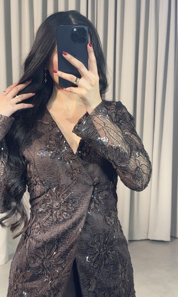 طقم بني تنورة وبلوزة