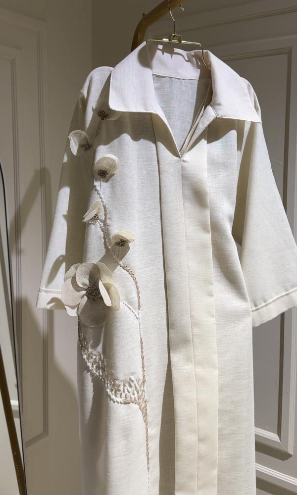 Thobe with beige embroidered details
