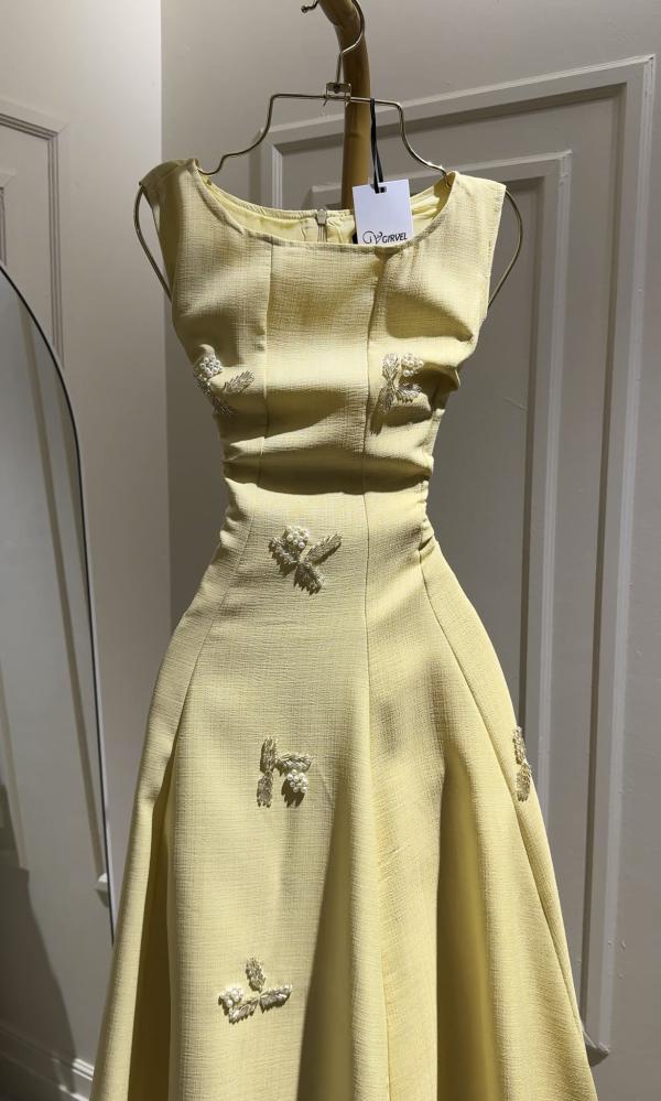 Light yellow lemon dress with a simple design and pockets