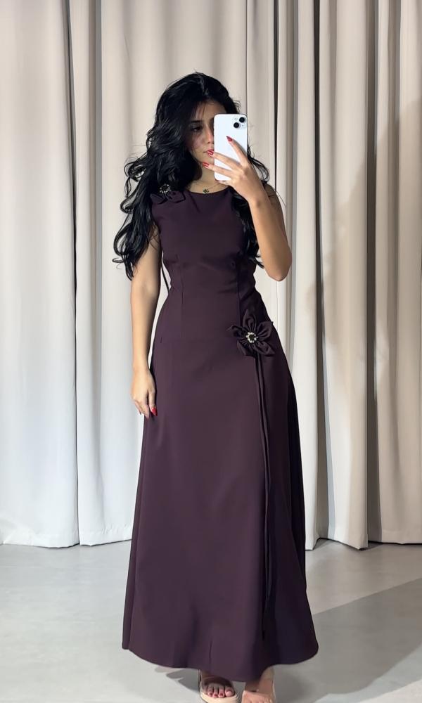 فستان عنابي طويل