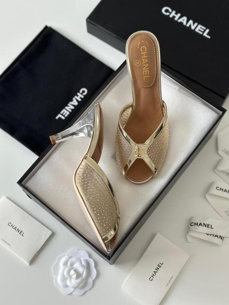 هيلز بدون حزام من Chanel بكعب شفاف