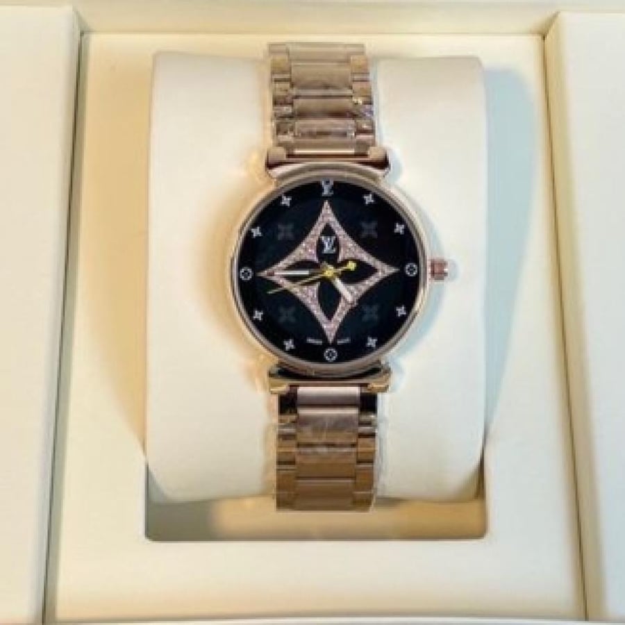 ساعة نسائية من Louis Vuitton باللون الاسود والذهبي
