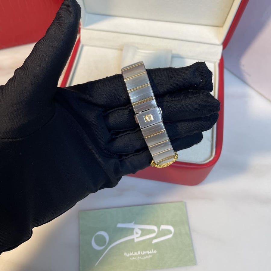 ساعة نسائية أنيقة من Omega لون أبيض مزينة بحبات الكريستال