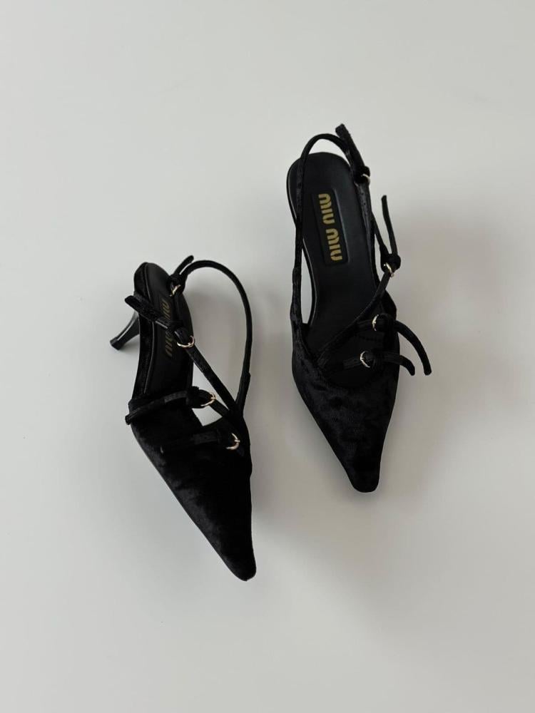 حذاء Miu Miu بثلاثة أحزمة أمامية مخمل