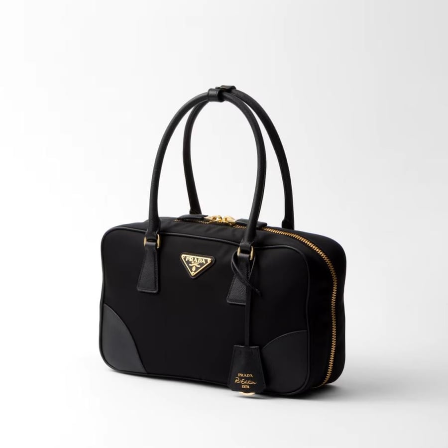 حقيبة نسائية من Prada بمقبض مزدوج مزينة بشعار الماركة - لون أسود