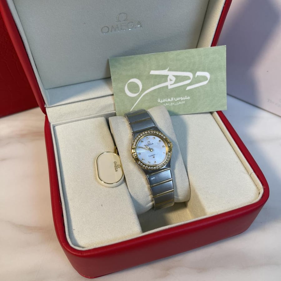 ساعة نسائية أنيقة من Omega لون أبيض مزينة بحبات الكريستال