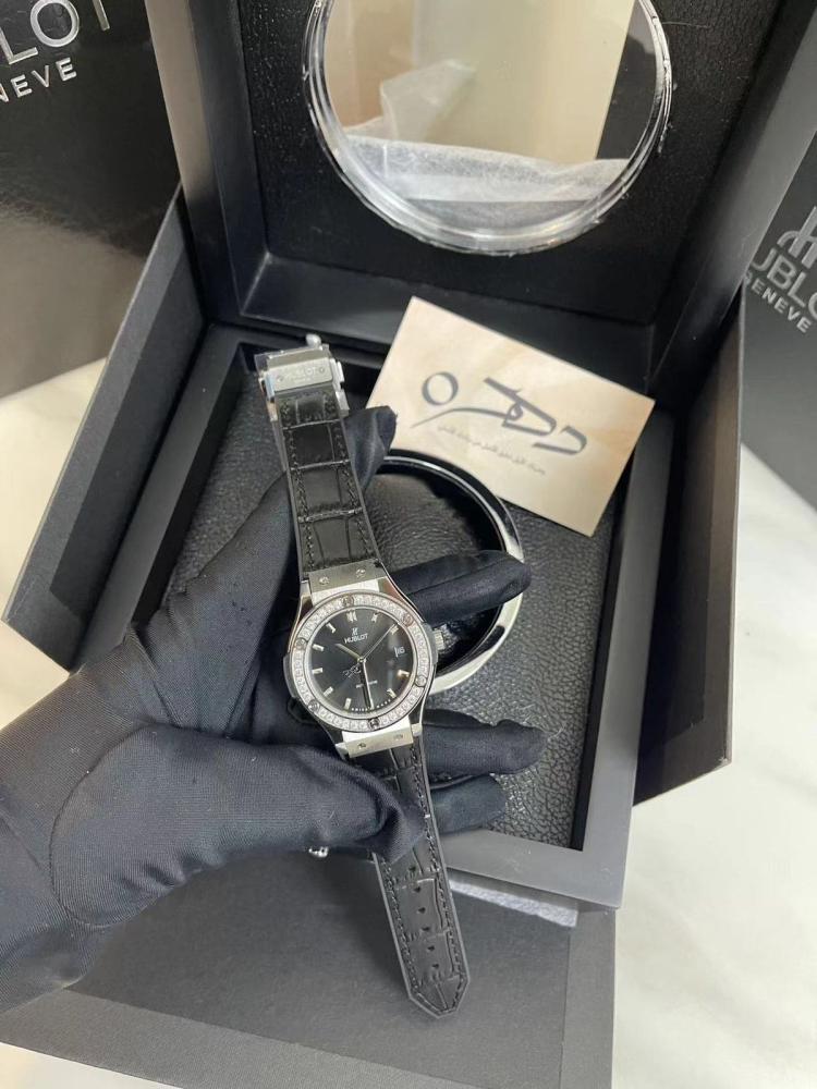ساعة كلاسيك فيوجن تيتانيوم باطار كريستالي من هوبلو hublot