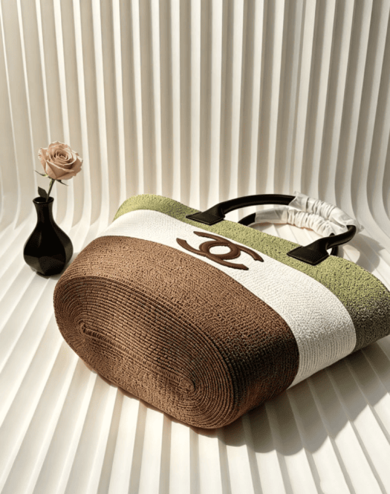 حقيبة شانيل Maxi Shopping Bag