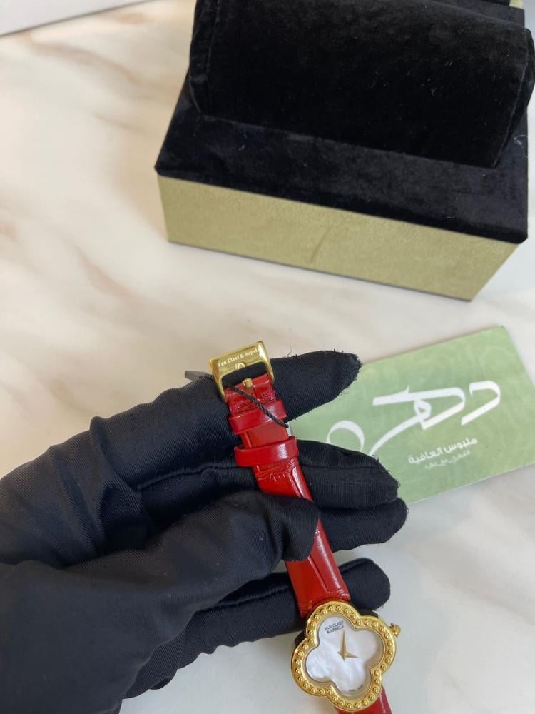 ساعة سويت الامبرا من Van Cleaf & Arpels لون احمر