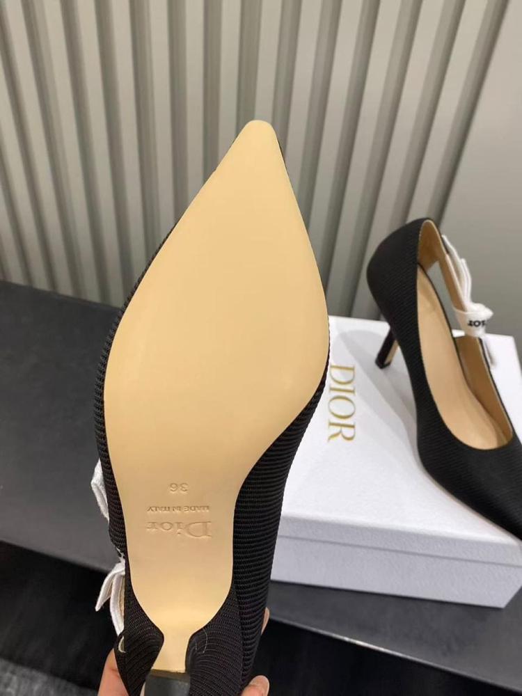 حذاء بامب Dior J'Adior الكلاسيكي