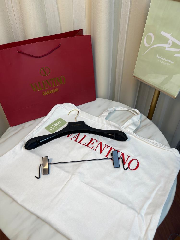 معلاق وكيس حماية ملابس طويل من Valentino