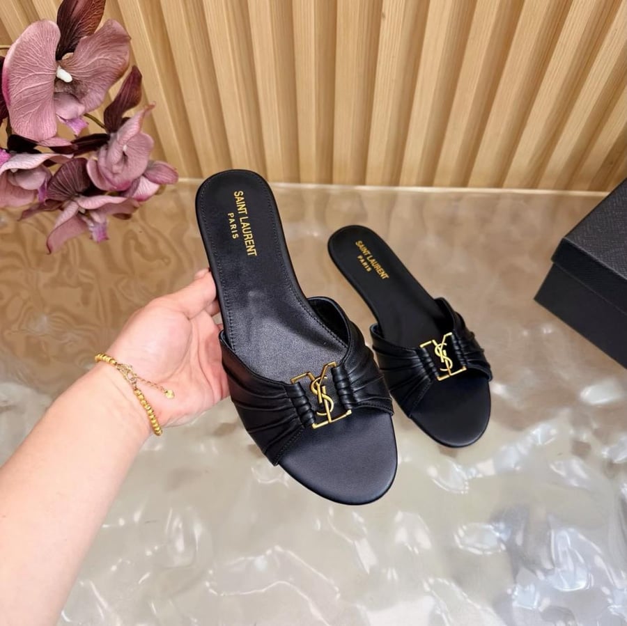 صندل Saint Laurent الأسود بشعار YSL الذهبي