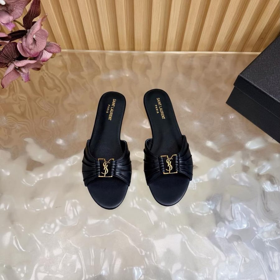 صندل Saint Laurent الأسود بشعار YSL الذهبي
