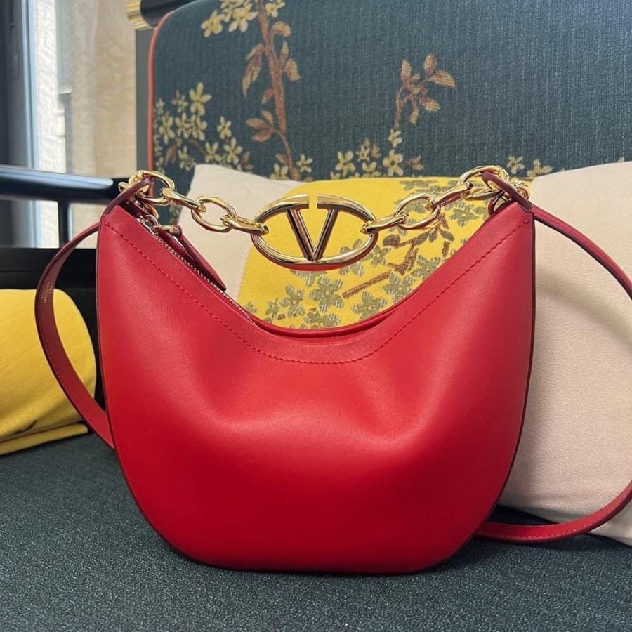 حقيبة فالنتينو غارافاني الهلالية سمول بشعار V