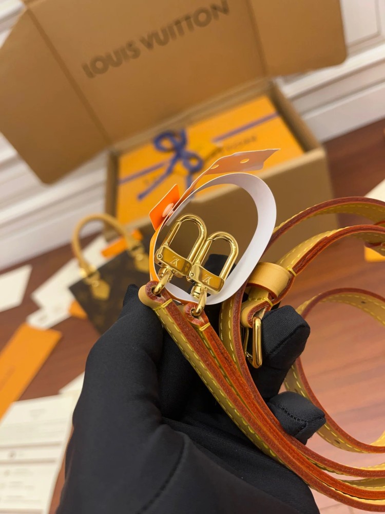 حقيبة لويس فيتون Petit Sac Plat