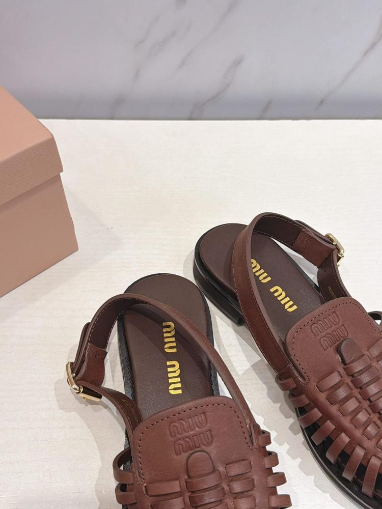صندل سيلينغباك جلدي مضفّر من Miu Miu