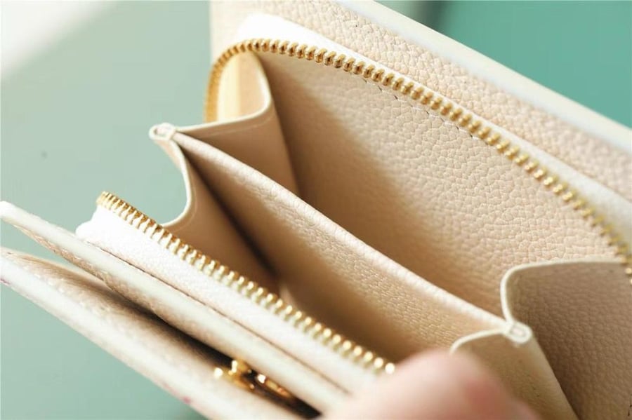 محفظة نسائية فيكتوراين  Victorine من  Louis Vuitton