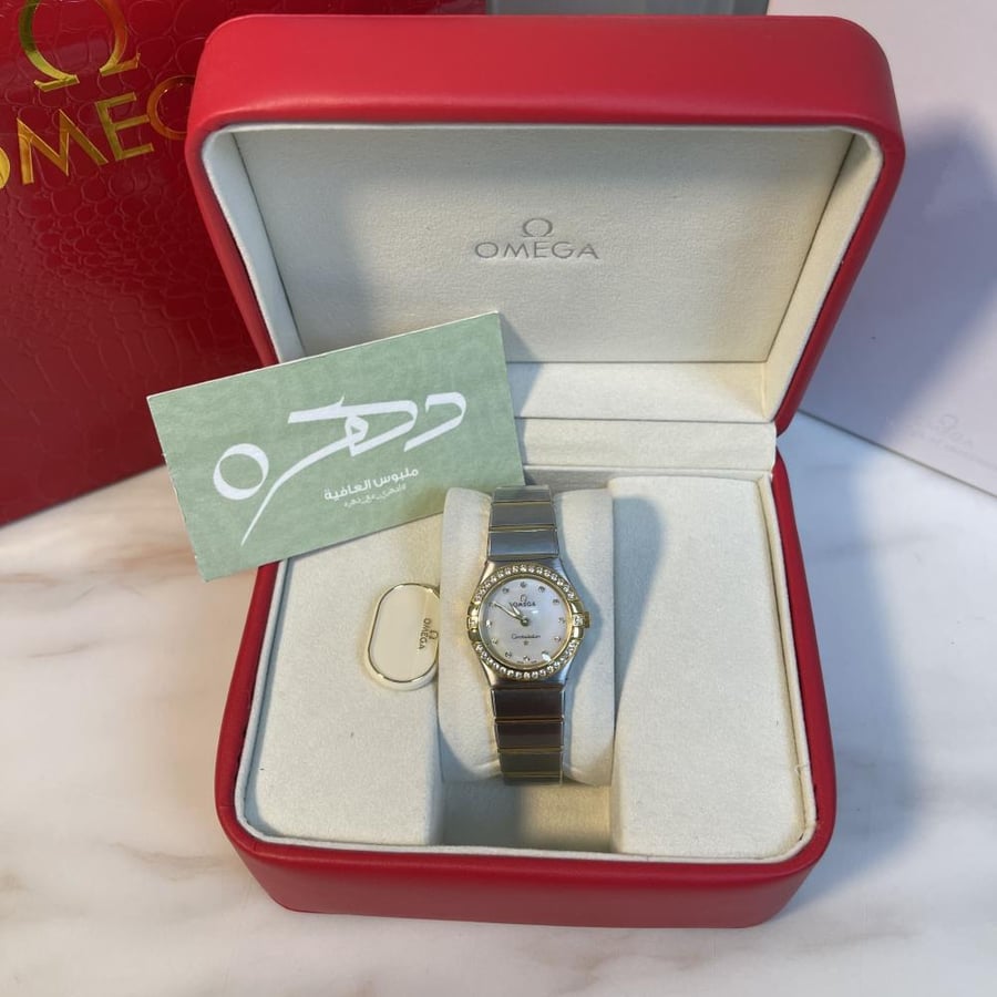 ساعة نسائية أنيقة من Omega لون أبيض مزينة بحبات الكريستال