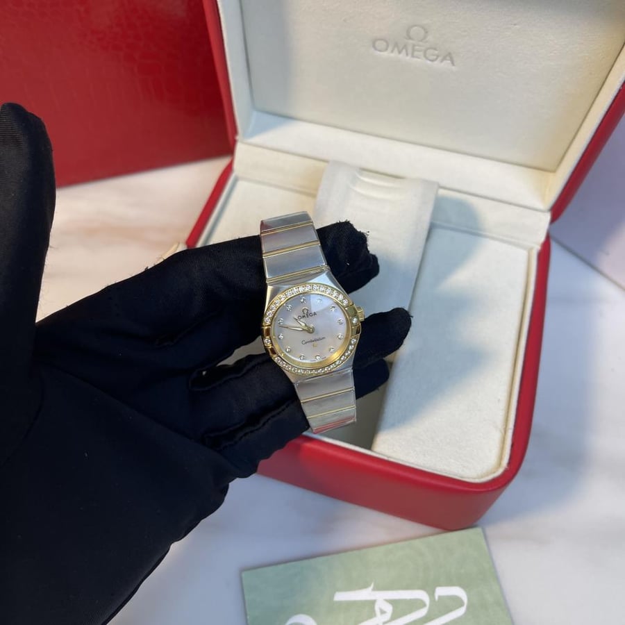 ساعة نسائية أنيقة من Omega لون أبيض مزينة بحبات الكريستال