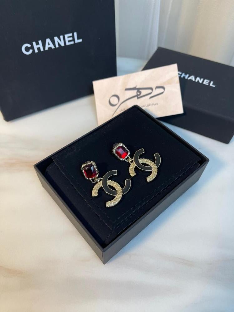 أقراط شانيل Chanel تصميم حرف C مزدوج أحمر في اسود