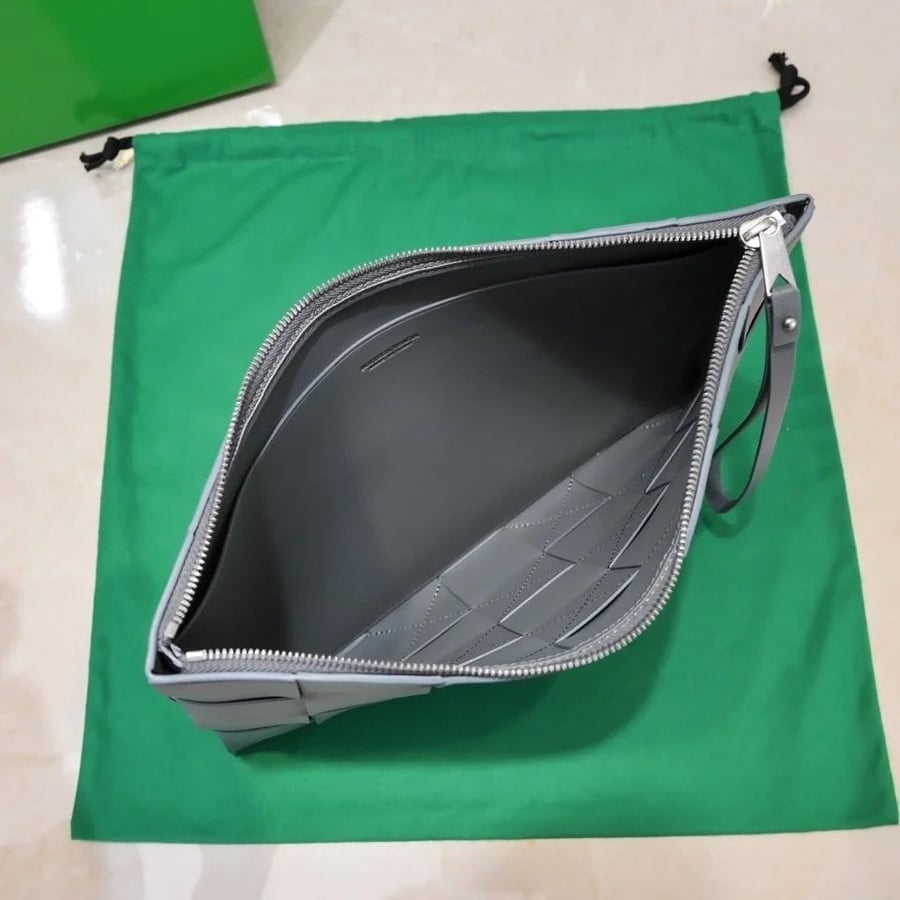 شنطة Intreccio Pouch من بوتيغا