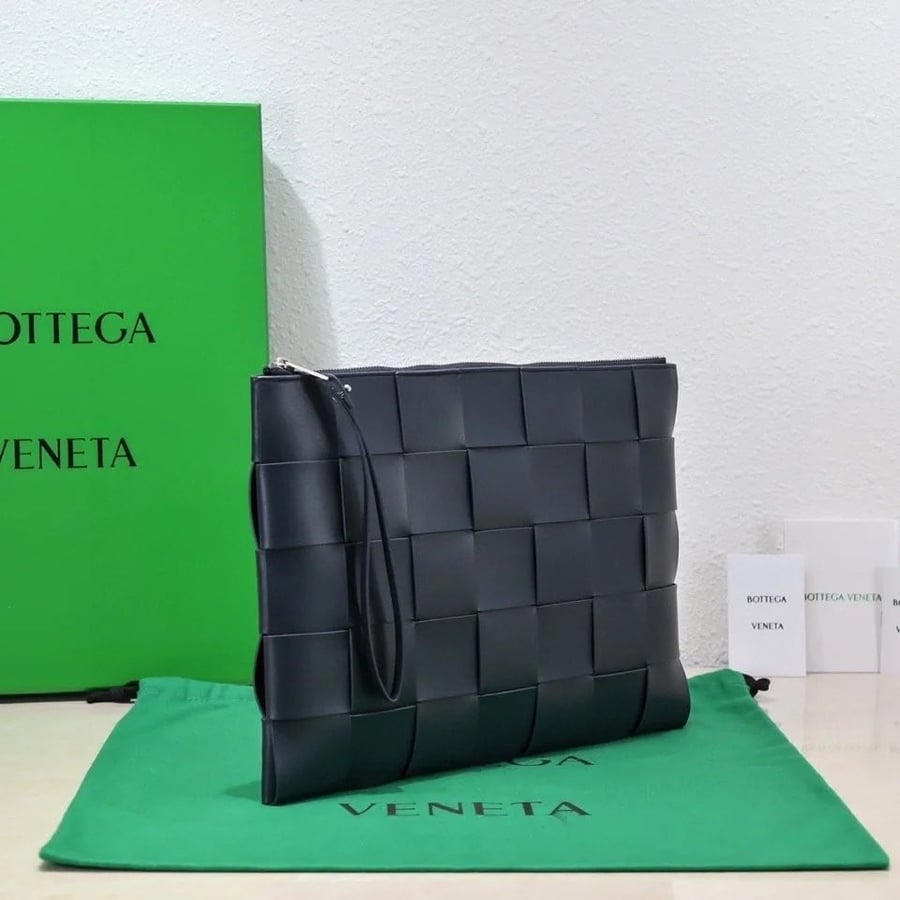 شنطة Intreccio Pouch من بوتيغا
